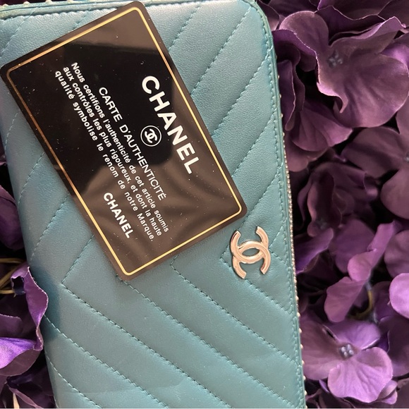 CHANEL Rare 2018 Metiers d’Art 2018 Turquoise Chevron Zipped Wallet - Picture 15 of 16